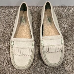 Ugg Cream Colored Sheep Fur Moccasin Loafers with Fring - Size 7.5